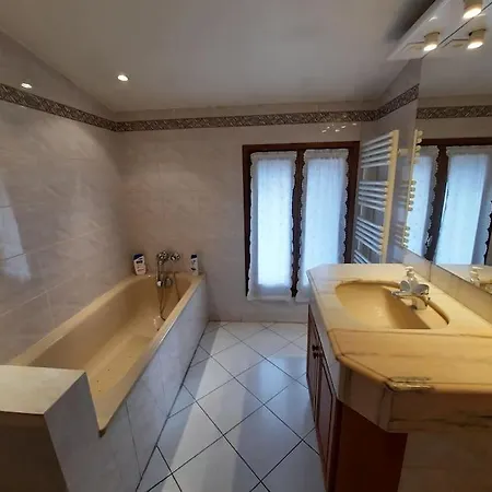 A 200 Metres Du Chateau : Maison De بيت للعطل