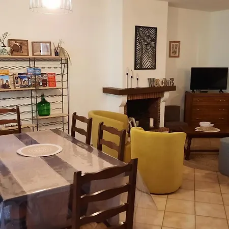 A 200 Metres Du Chateau : Maison De بيت للعطل